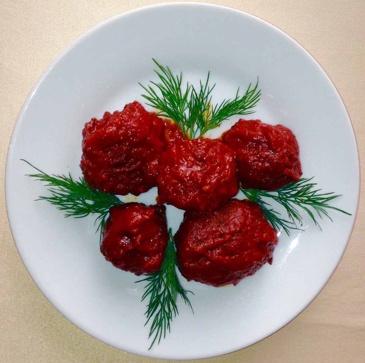 Вкусные и нежные чечевичные котлетки в томатном соусе.