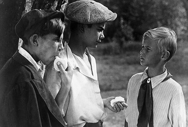 Вот в том, чёрно-белом — солнечно-зловещем фильме всё взаправду. Кадр из фильма «Тимур и его команда» (1940). Скриншот. Источник - YouTube.