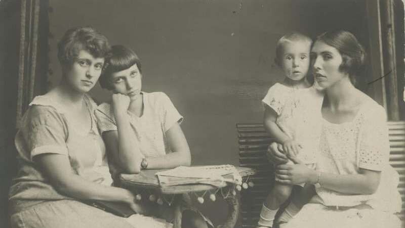 Портрет двух женщин с детьми. 1920-е годы. Источник: russiainphoto.ru
