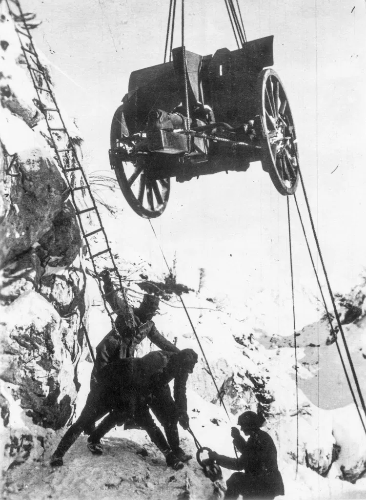 Солдаты поднимают полевое орудие на скалу. 1917 г.