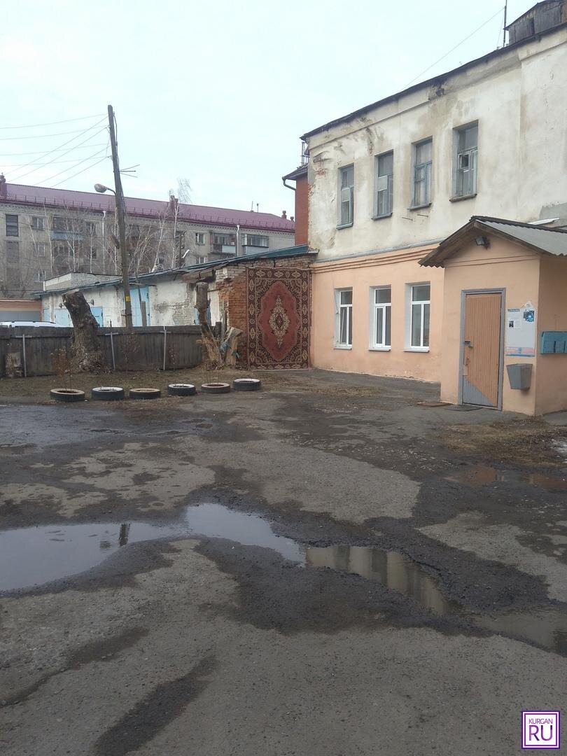 По улице Советской ковром прикрыли некрасивую стену