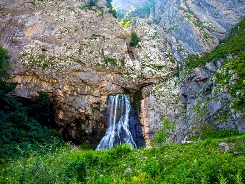 Фото с сайта: https://abkhazian.ru/community/chto-posmotret-v-abhazii/
