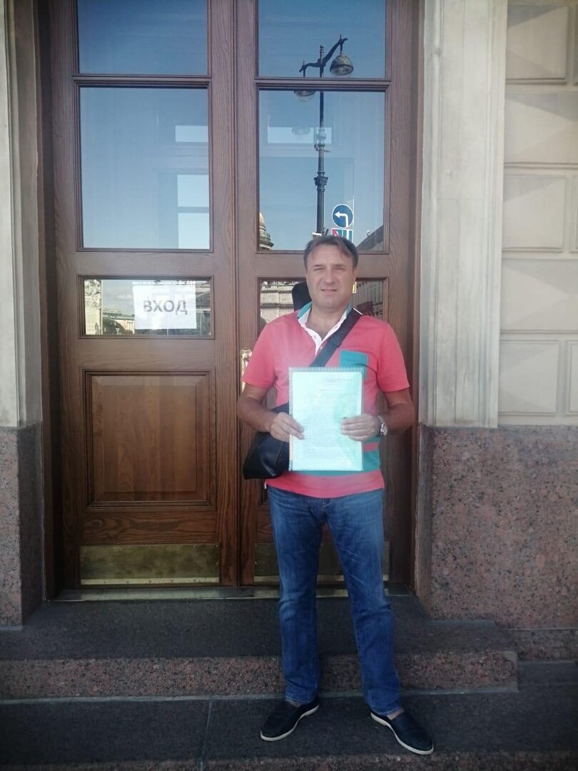 Житель Репино С. И. Бугашев передает подписи за лес в ЗакС.