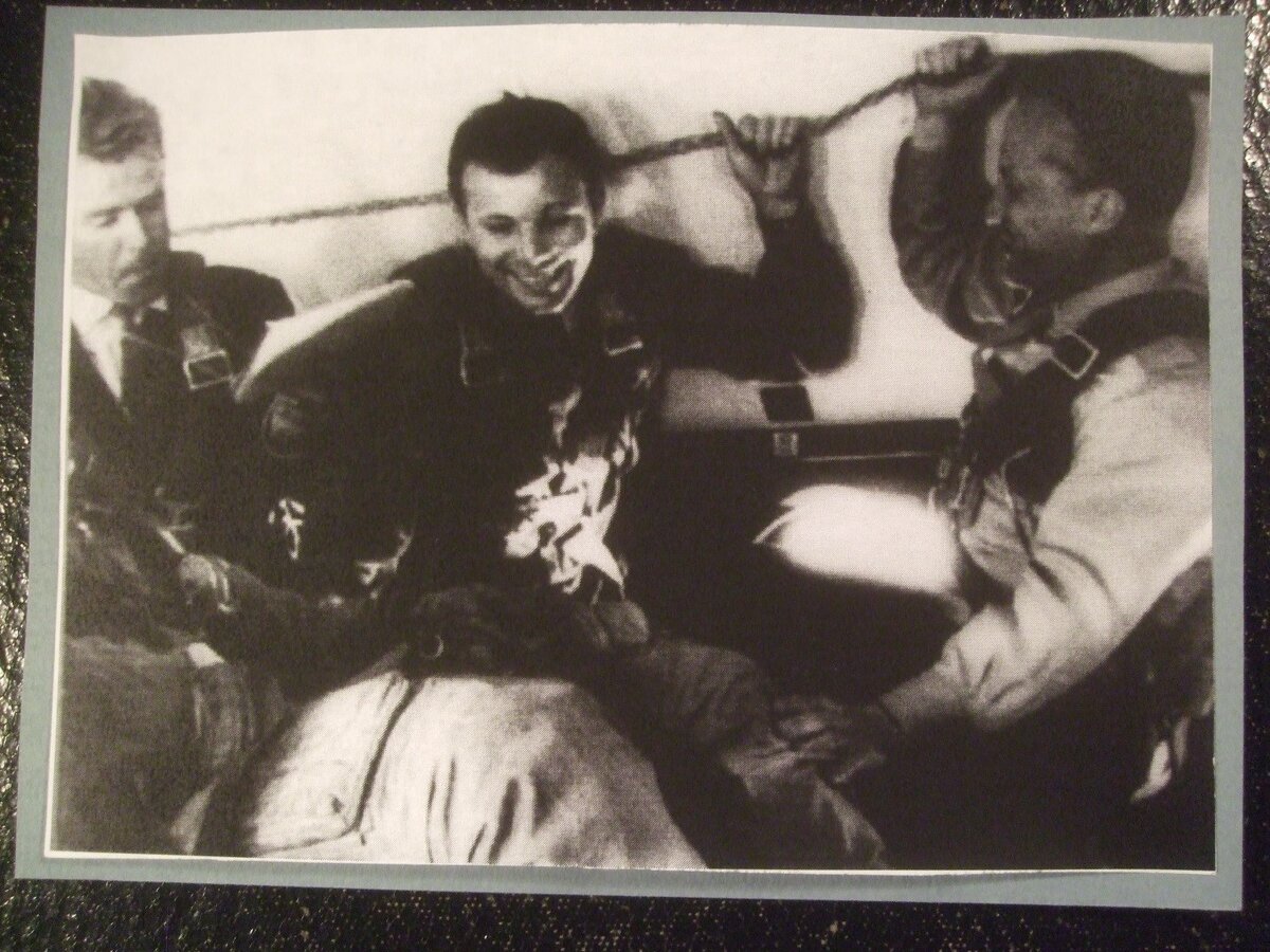 27 июля 1962 года, первый полёт с Ю. А. Гагариным. Режим невесомости в кабине самолёта Ту-104 № 42396. Слева направо: Л. А. Китаев-Смык (хронометрирует действия В. М. Комарова), Ю. А. Гагарин, генерал Каманин. На переднем плане — колено В. М. Комарова, одетого в скафандр космонавта СК-1, сидящего в катапультном кресле космического корабля «Восток»