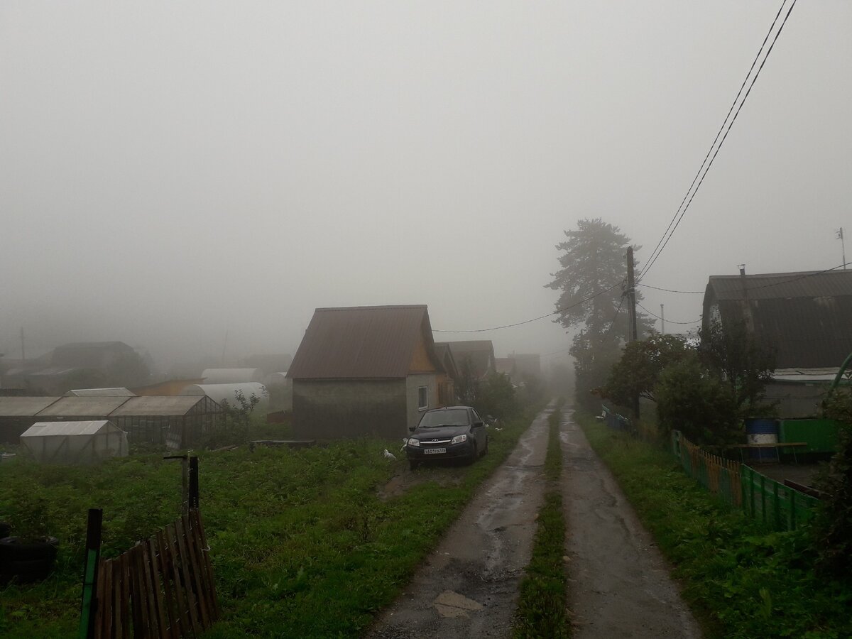 Облако за нашу гору зацепилось и так до обеда висело. Фото автора