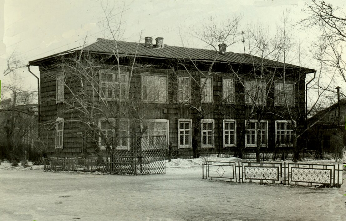 Проспект Ленина, 43,  март 1994 г. (снесён в 2009 г.).