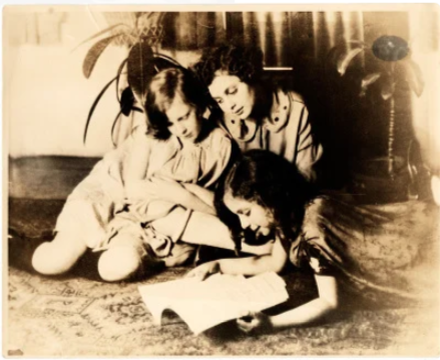 Лилиан (читает) со своей сестрой Соней (справа) и кузиной Вивиан Сазанофф, ок. 1923 г.