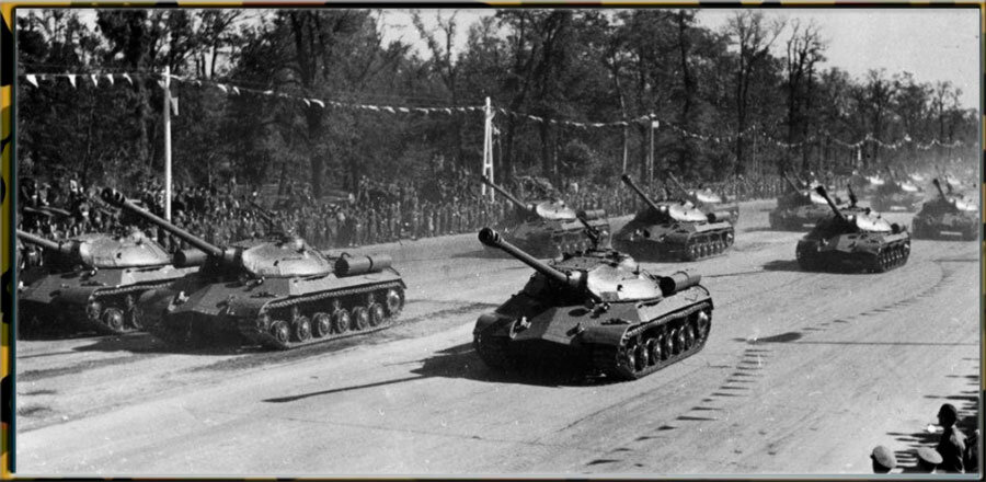 Танки ИС-3 на Параде Победы в Берлине (7 сентября 1945 г.)