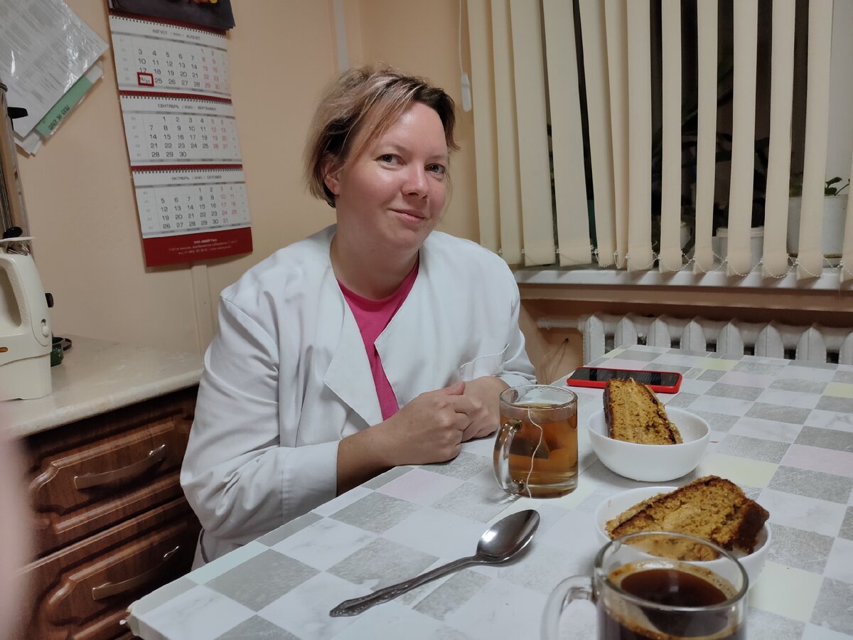 Любимый принес на мою смену тортик, чтобы поднять мне настроение.