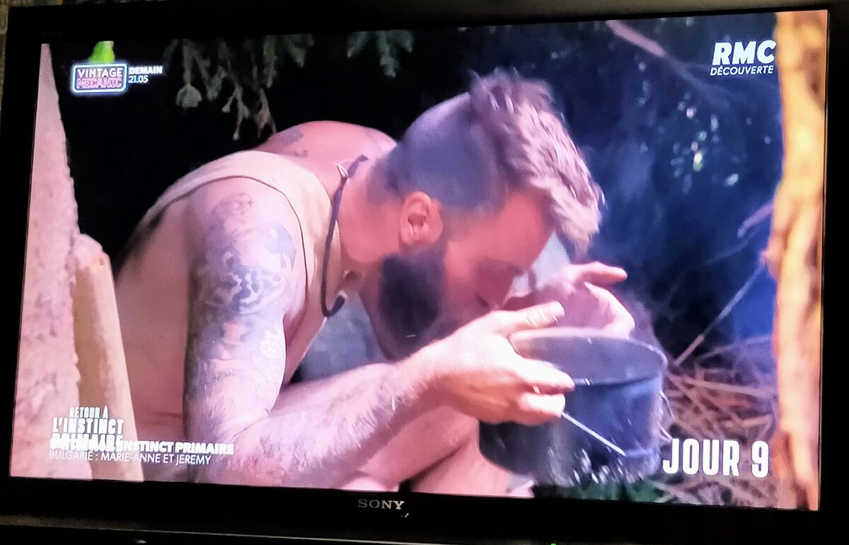 Еда - кипяток с листьями крапивы и еше сего-то...