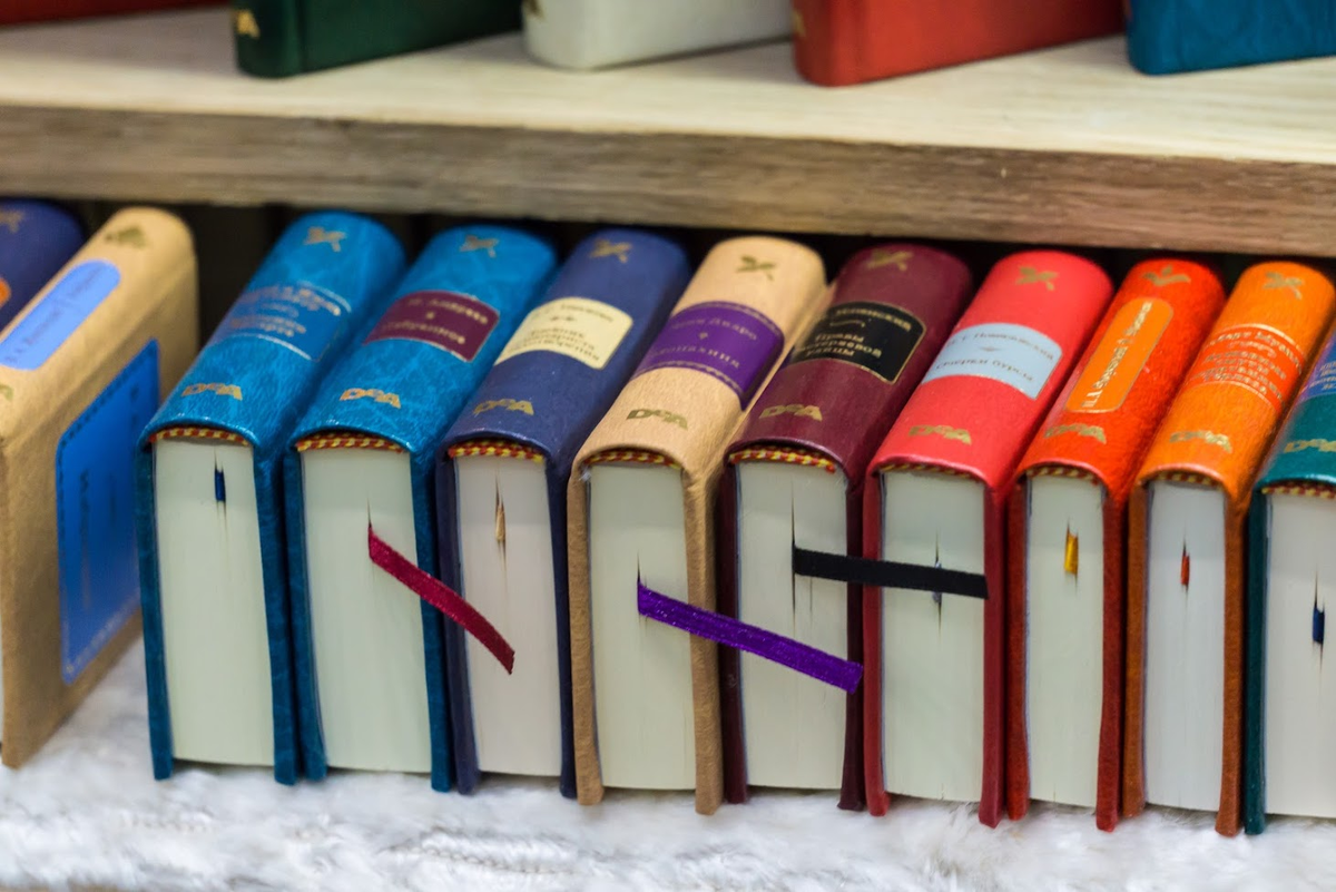 Книжный ли. Аптека бартминского пермь. Стремянка библиотечная. Book ladder. Книжный ли.