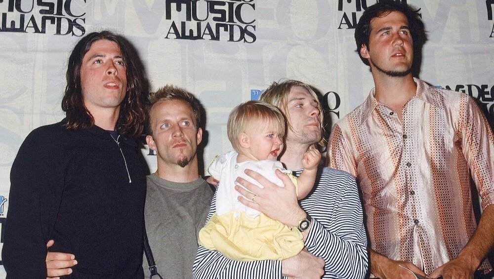 Группа Nirvana с дочерью Курта Фрэнсис Бин Кобейн на 10-й MTV Video Music Awards, 2 сентября 1993 года, Лос-Анджелес