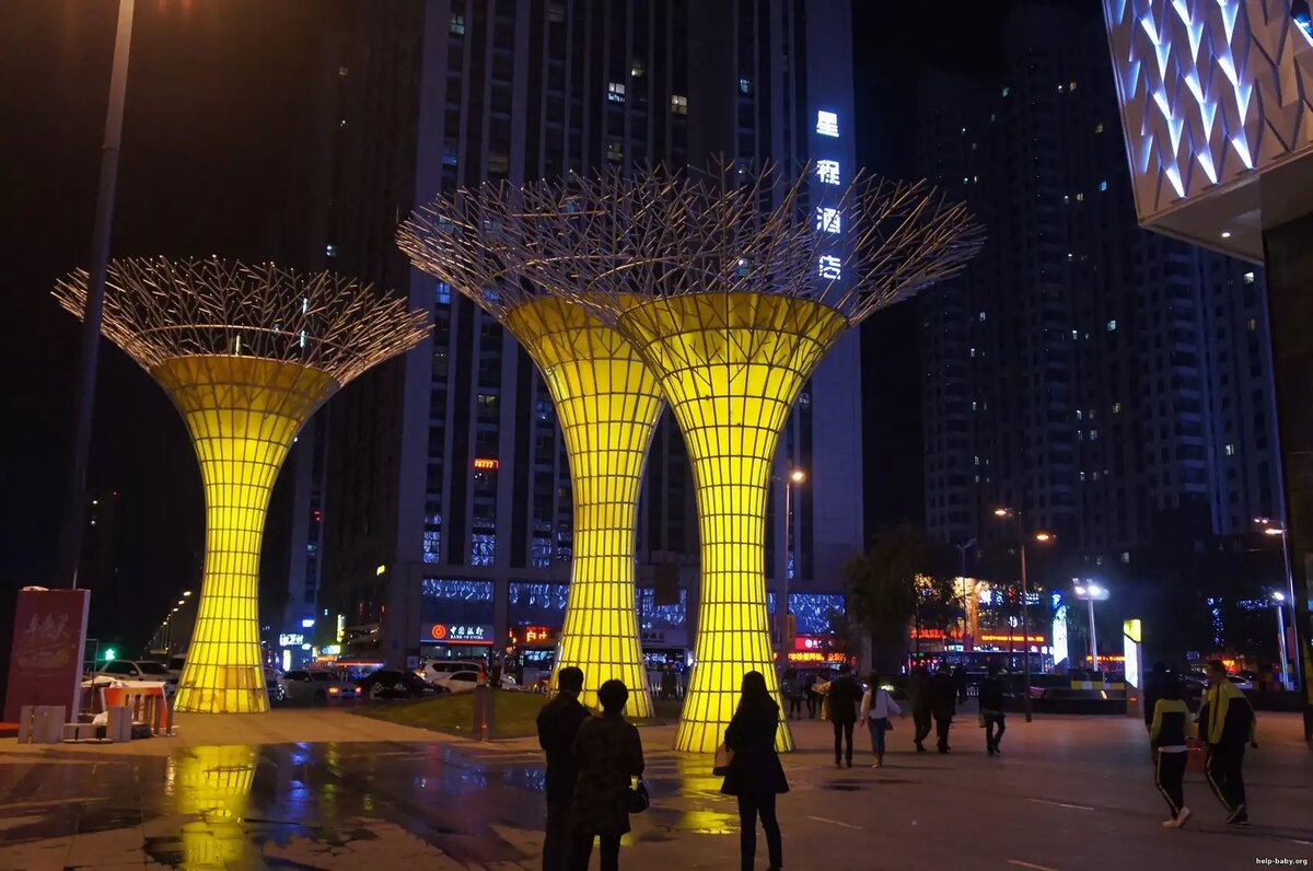 Площадь у торгового центра.