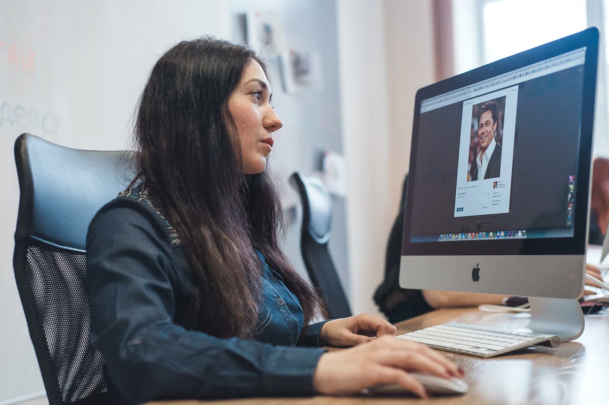 Общение через интернет. Консультация психолога. Видеочат рулетка с девушками. Люди общаются по компьютеру. Общение с компьютером.