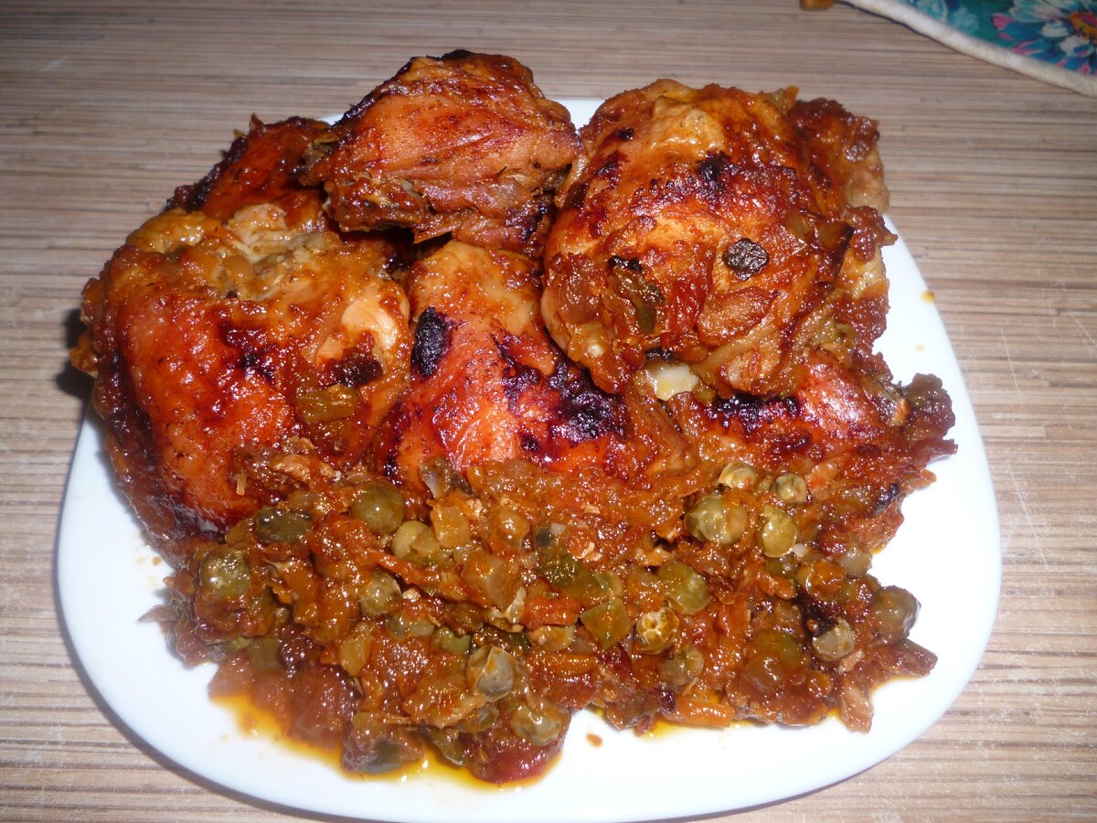 Бедрышки куриные с овощами в томатном соусе. Длинное название и моментальное приготовление.