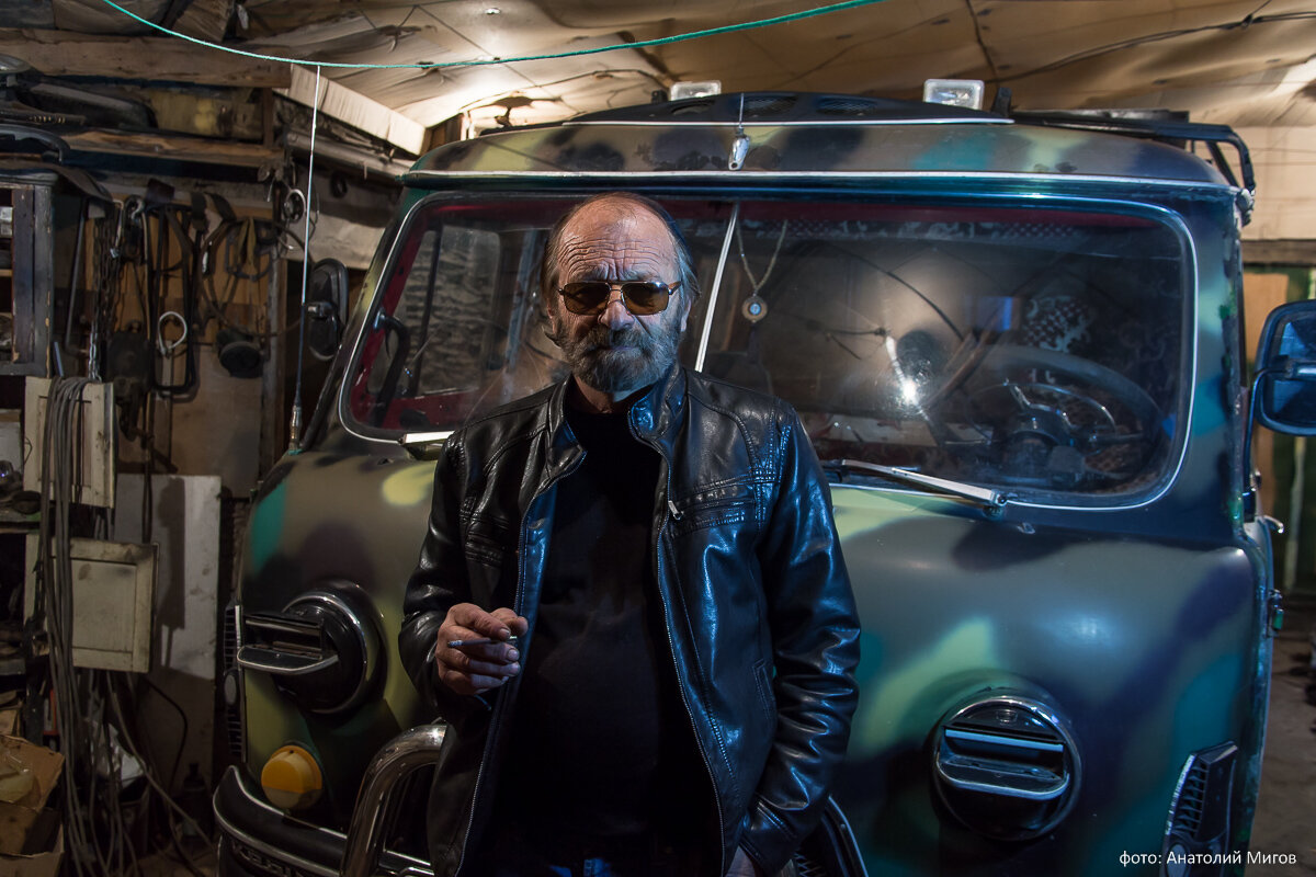 На фото: сосед Саша, который выручил нас в 2016 г. и помогает при случае и до сих пор.