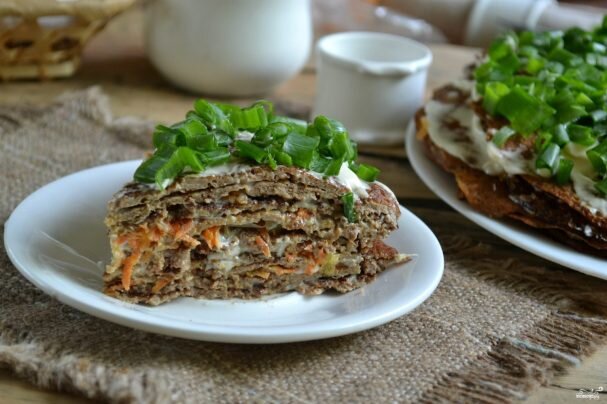 Печеночный торт - красивая и очень вкусная закуска, по виду напоминающая популярное кондитерское изделие. Блины для торта готовятся из печеночного фарша. Печеночный торт - это по-настоящему праздничное блюдо, которое непременно стоит попробовать приготовить. 