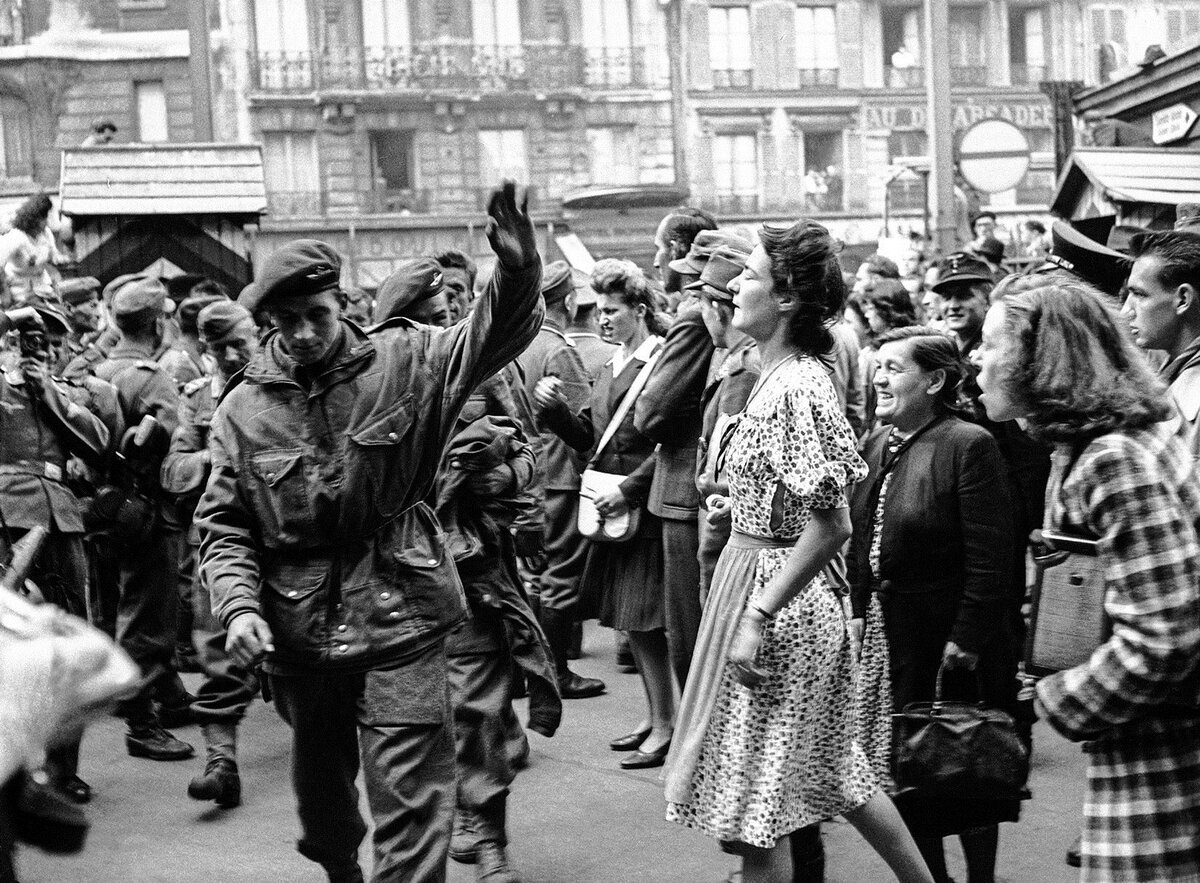 Парад пленных в Париже в 1944