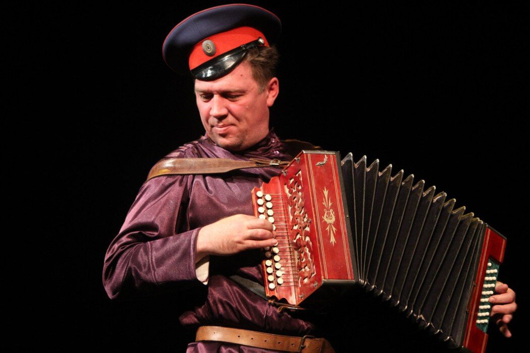 Казачий дуэт. Гармонь казачий. Казачьи под гармонь. Казак с гармонью. Гармонь казачий.