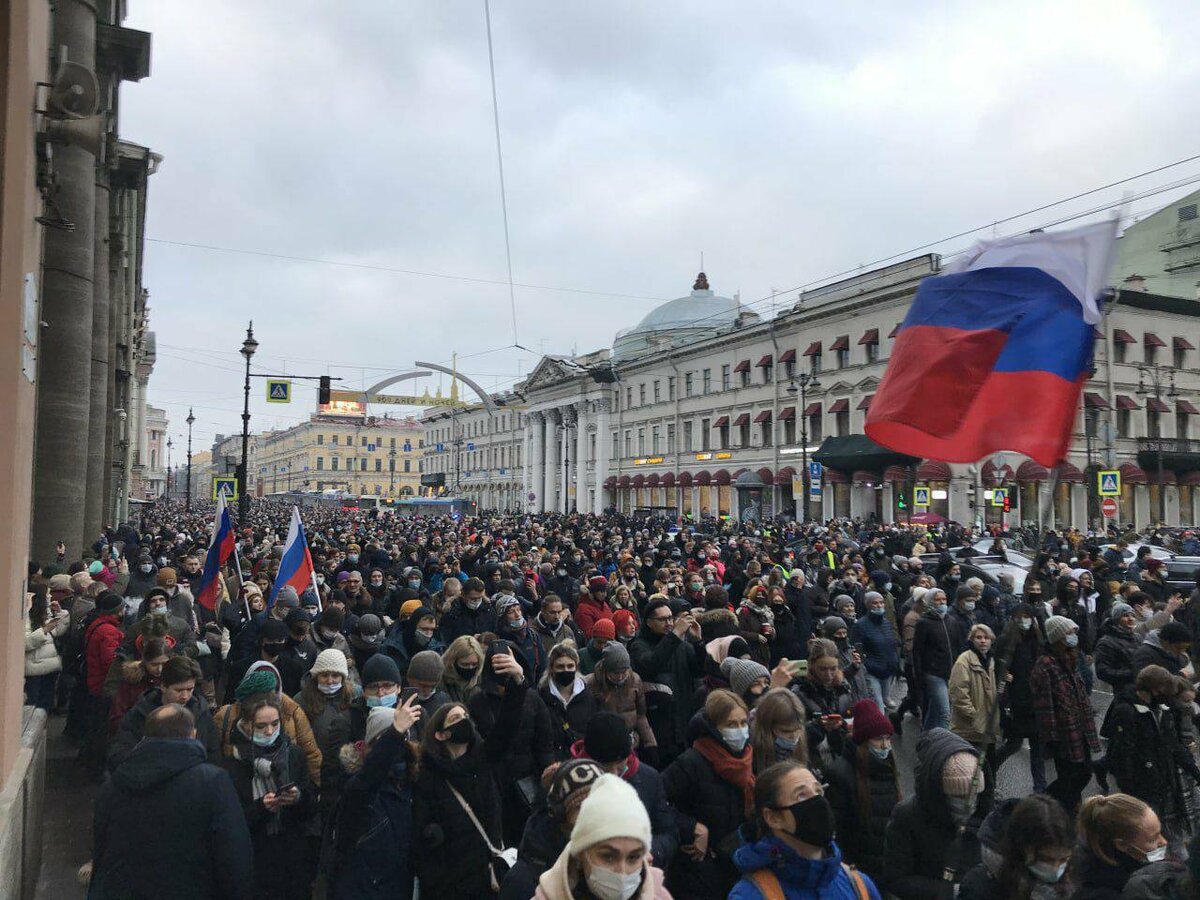 Самая популярная фотография в сетях после вчерашнего митинга в Петербурге. На фото: Невский проспект, примерно 16.00