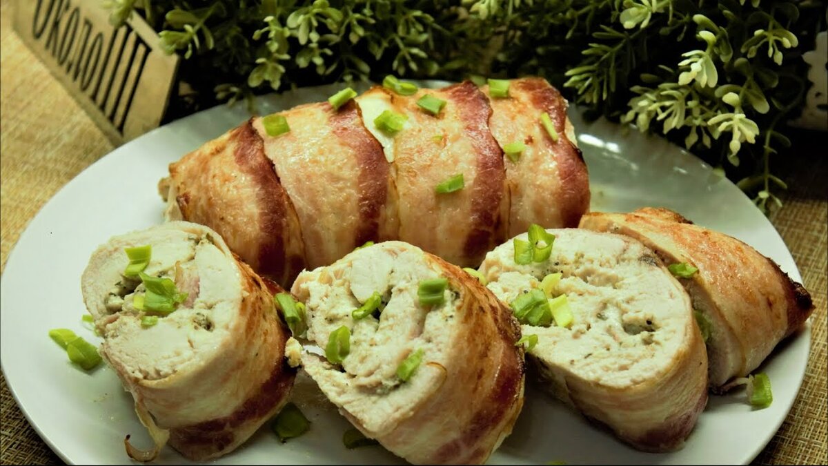 Сочный и ароматный куриный рулет в беконе