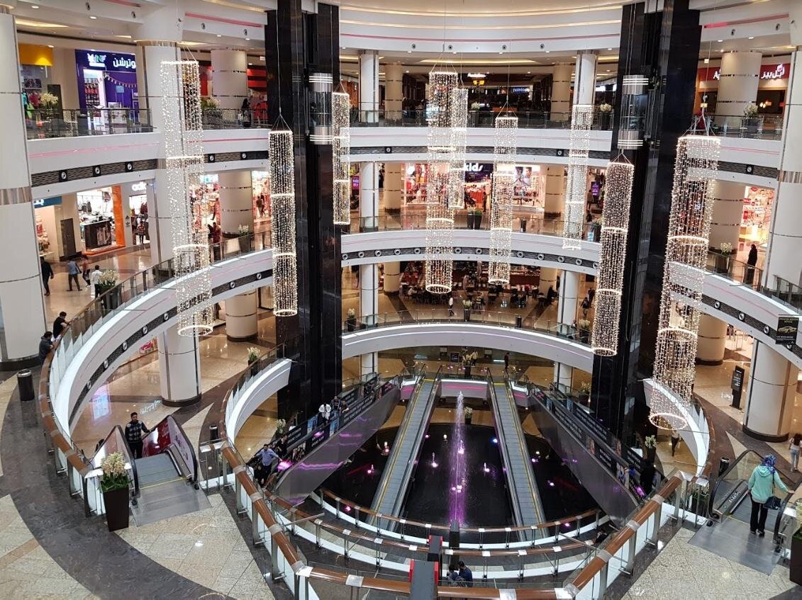 большой торговый центр в городе 8. самые красивые торговые центры. красивый тц. галерея, санкт-петербург, лиговский проспект. дубай молл снаружи.