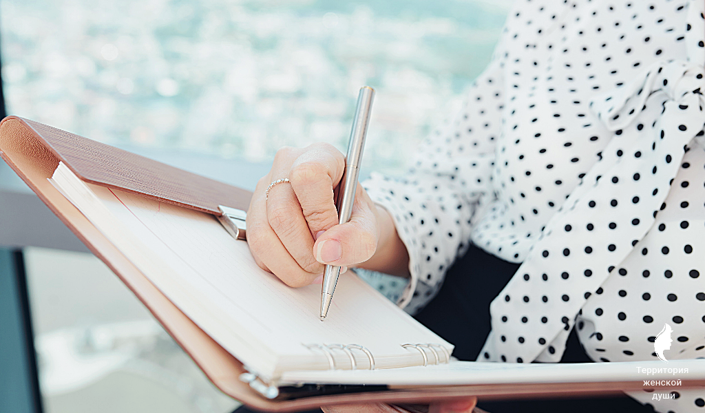 писатели и машинки. карандашом в тетради. пишущий ненужное. человек пишущий в тетради. рука с ручкой.