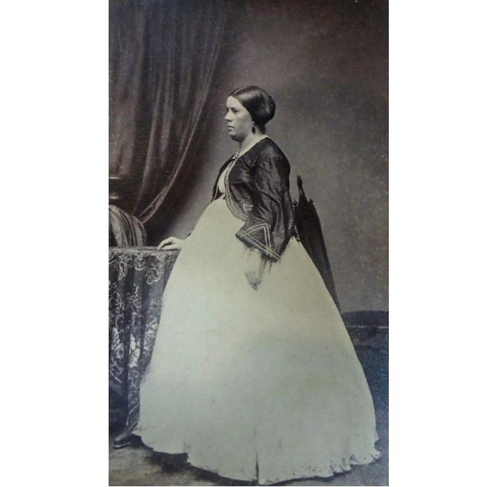 Женщина в жакете-зуаве и юбке с кринолином, США, 1860-е.  (сс) Wikimedia Commons