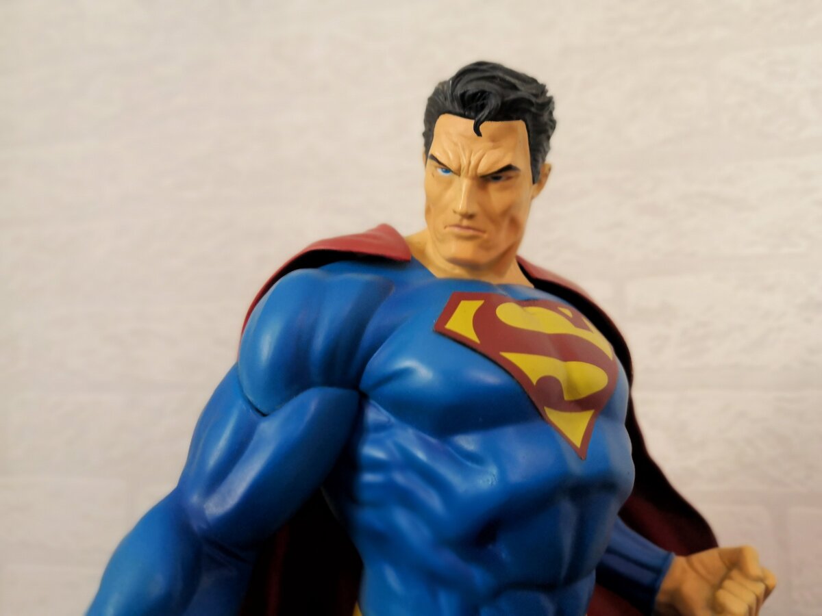 Супермен очень детализированный.Выражение лица,покраска,все это на очень достойном уровне.Знаменитый локон "завитушка" на месте)