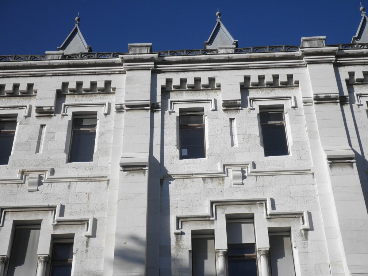 Фасад замка Вальроз. Ницца. Фото автора.