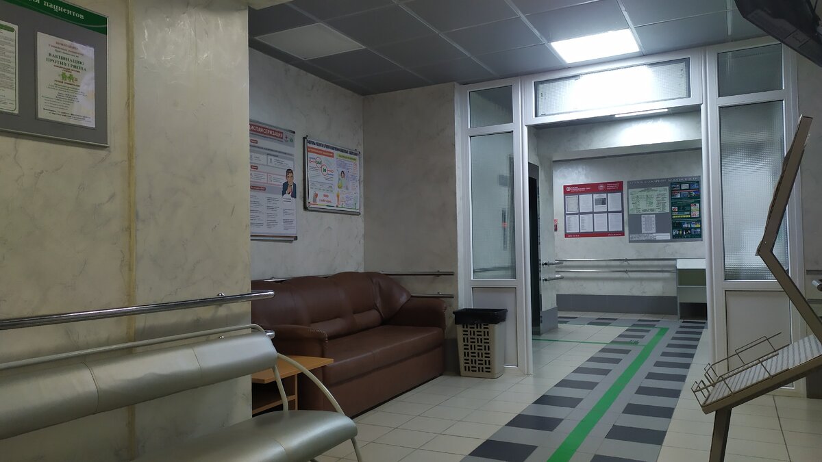 Кабинет в отдельном "закутке" поликлиники, где нет тех, кто пришел на прием.