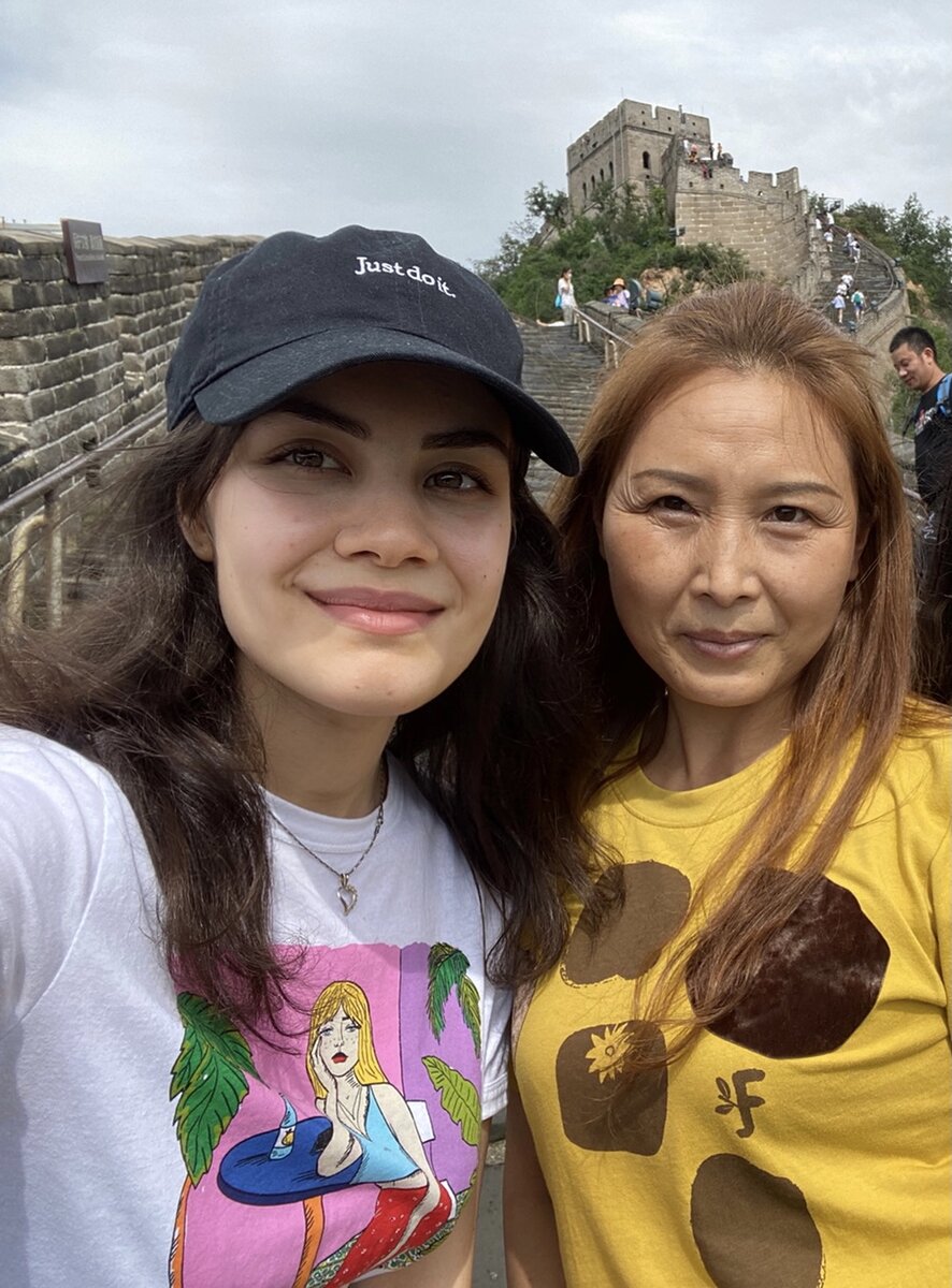 Этой милой женщине на фото 70 лет. 