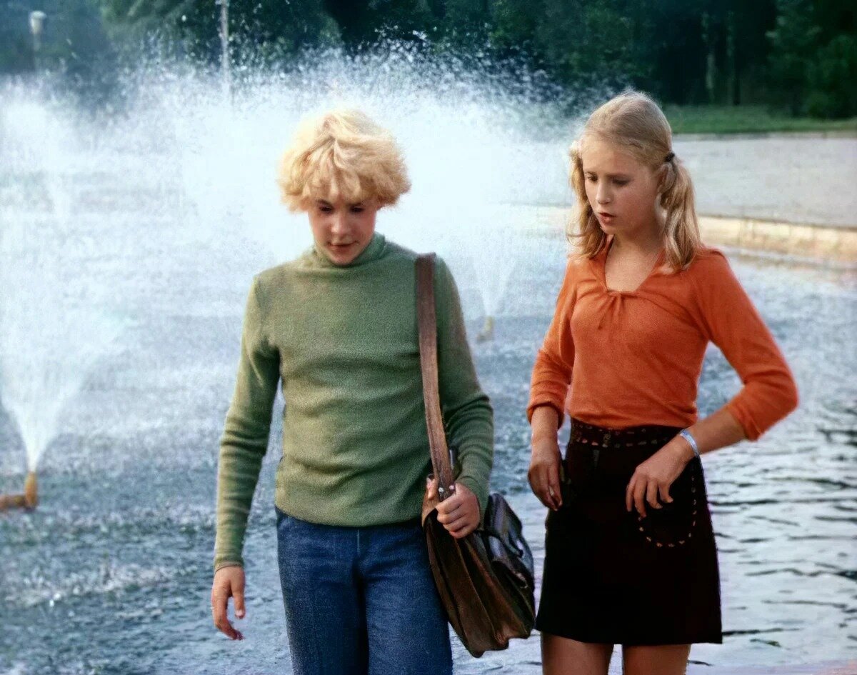 Спортивная одежда будущего. Светящаяся одежда будущего. Одежда с встроенной электроникой. Одежда будущего. Технологичная одежда.