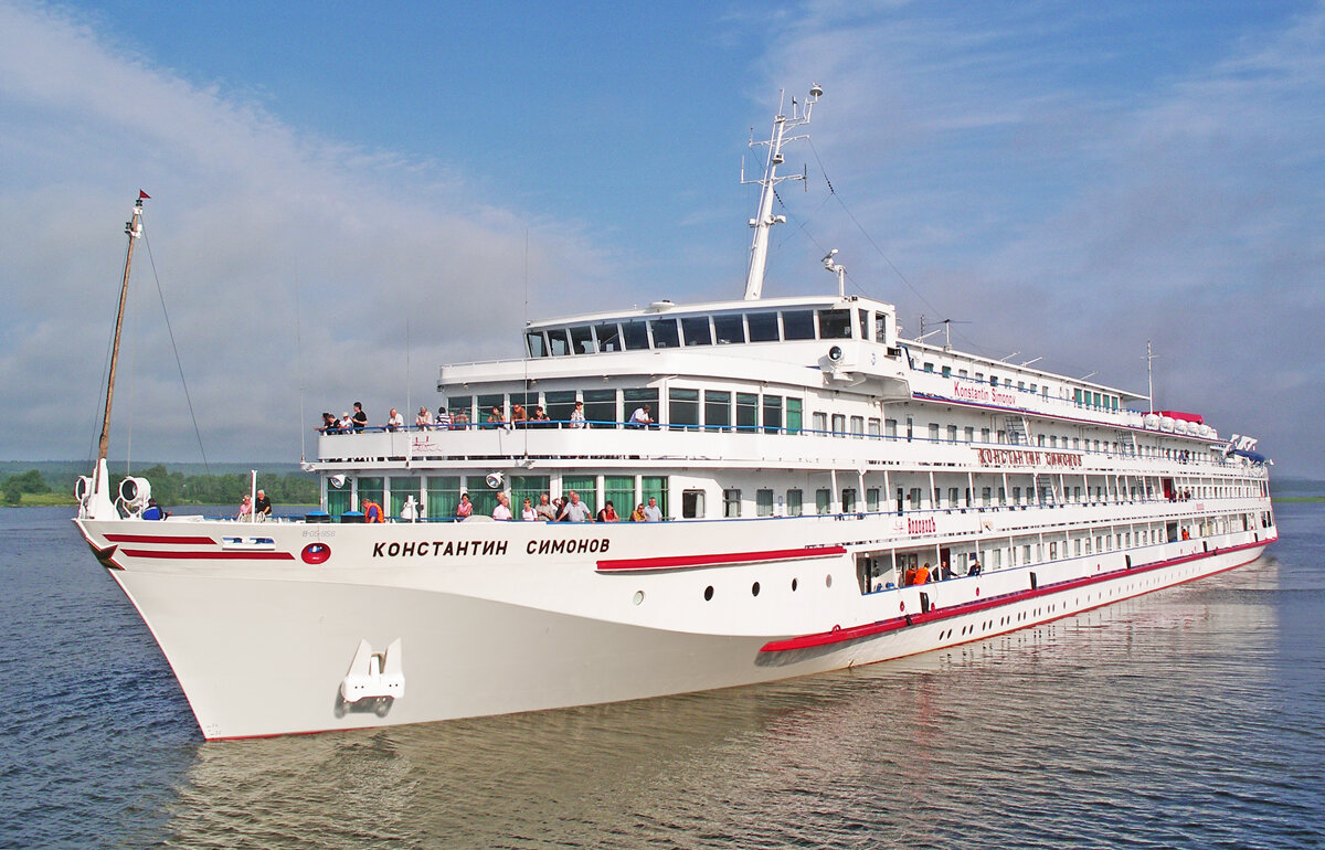 Теплоход "Константин Симонов"