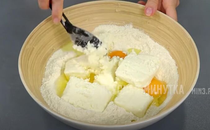 1.  В миску - муку, сахар, соду. Перемешиваю. Теперь яйца и ванильные творожные сырки. Снова перемешиваю. Тесто немного липнет к рукам.