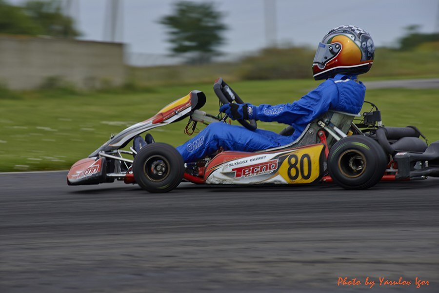 Карты юниоров и взрослых имеют отличие только в мощности мотора.