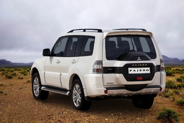 Mitsubishi Pajero 4 вид сзади.