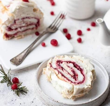 Фото: Instagram (@cake_russia). Меренговый рулет.