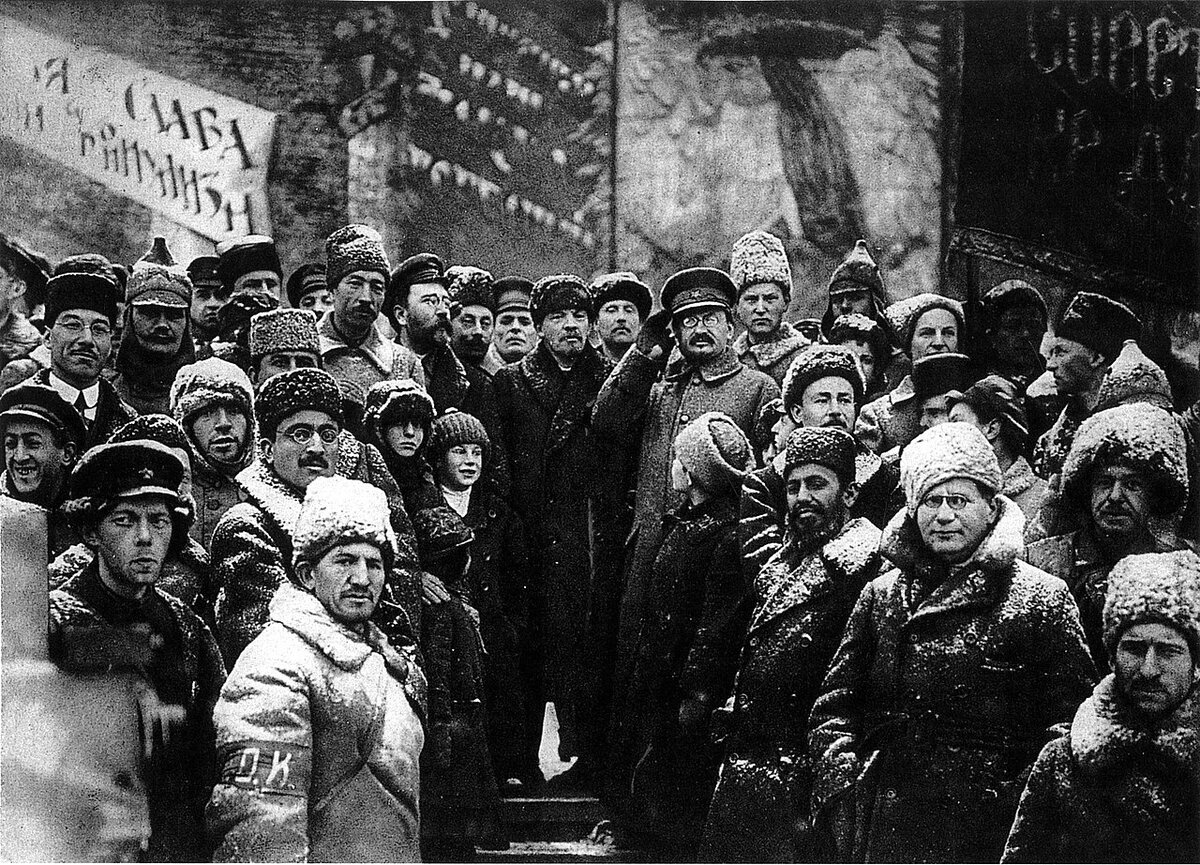 Забавно, что некоторые публицисты наших дней выставляют Троцкого «злым евреем, демоном революции», который жаждал истребить все русское и т.п. И в Гражданскую он был одним из объектов белой пропаганды. А де-факто, Троцкий, несмотря на негативные черты своего характера, продавил решение, которое позволило многим офицерам остаться в живых. Были среди большевиков ребята гораздо радикальнее, предлагавшие оставить партизанщину, а офицеров — поголовно в расход.