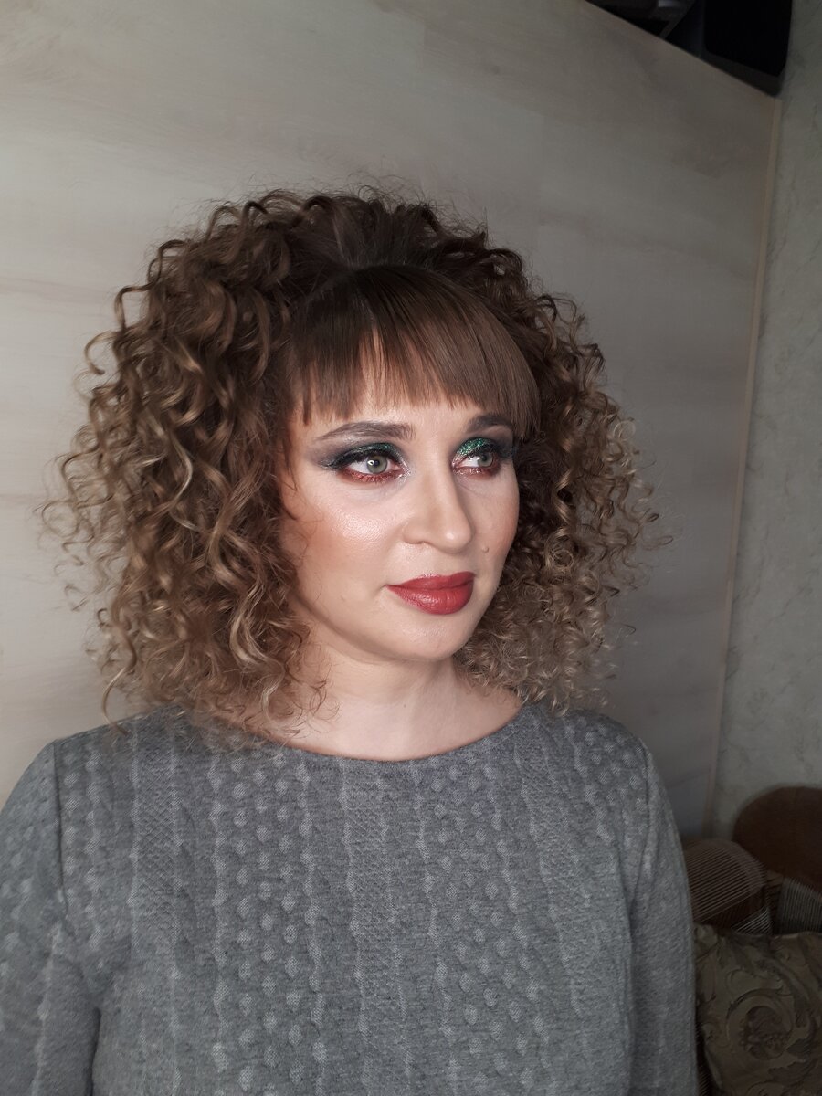 Вот такой красотке я сделала  макияж и локоны