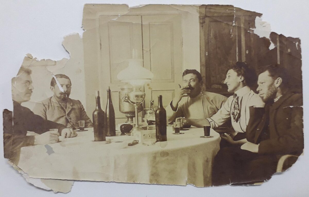 Застольная беседа в доме Э.А. Юнге в Коктебеле. Слева направо: Зефир Васильевич, управляющий имением, Александр Эдуардович Юнге (курит), Дарья Андреевна Деген (ур. Котлярова, в будущем жена А.Э. Юнге), ее муж Александр Викторович Деген. 1908-1914 гг (ист.ГИМ)