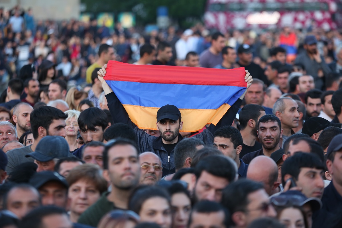 Что ждет армян. Толпа армян. Армянская нация. Бархатная революция в Армении символ. Армения народ.