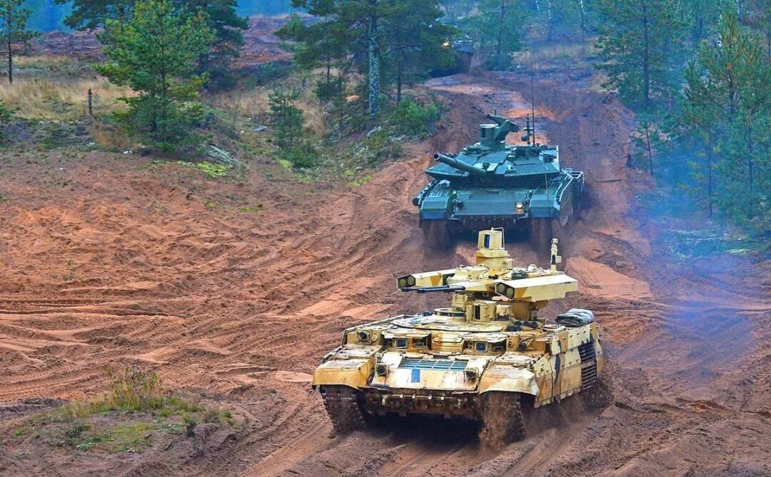 В сети фотография гуляет подписанная как Т80БВМ, но танк на заднем плане похож больше на Т90М — ProjectSFERA Live 