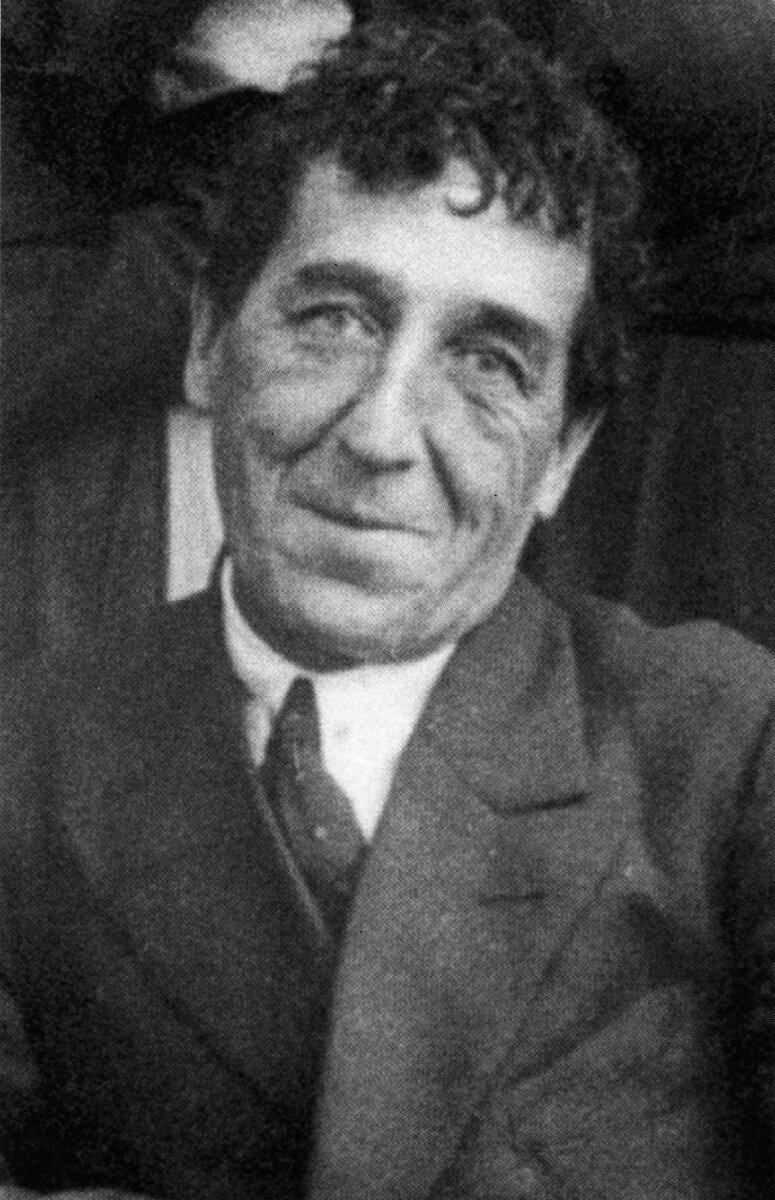 Это Игорь Северянин, но, клянусь,просто вылитый Владимир Николаевич Перекальский, каменщик от Бога, у которого я был подсобником