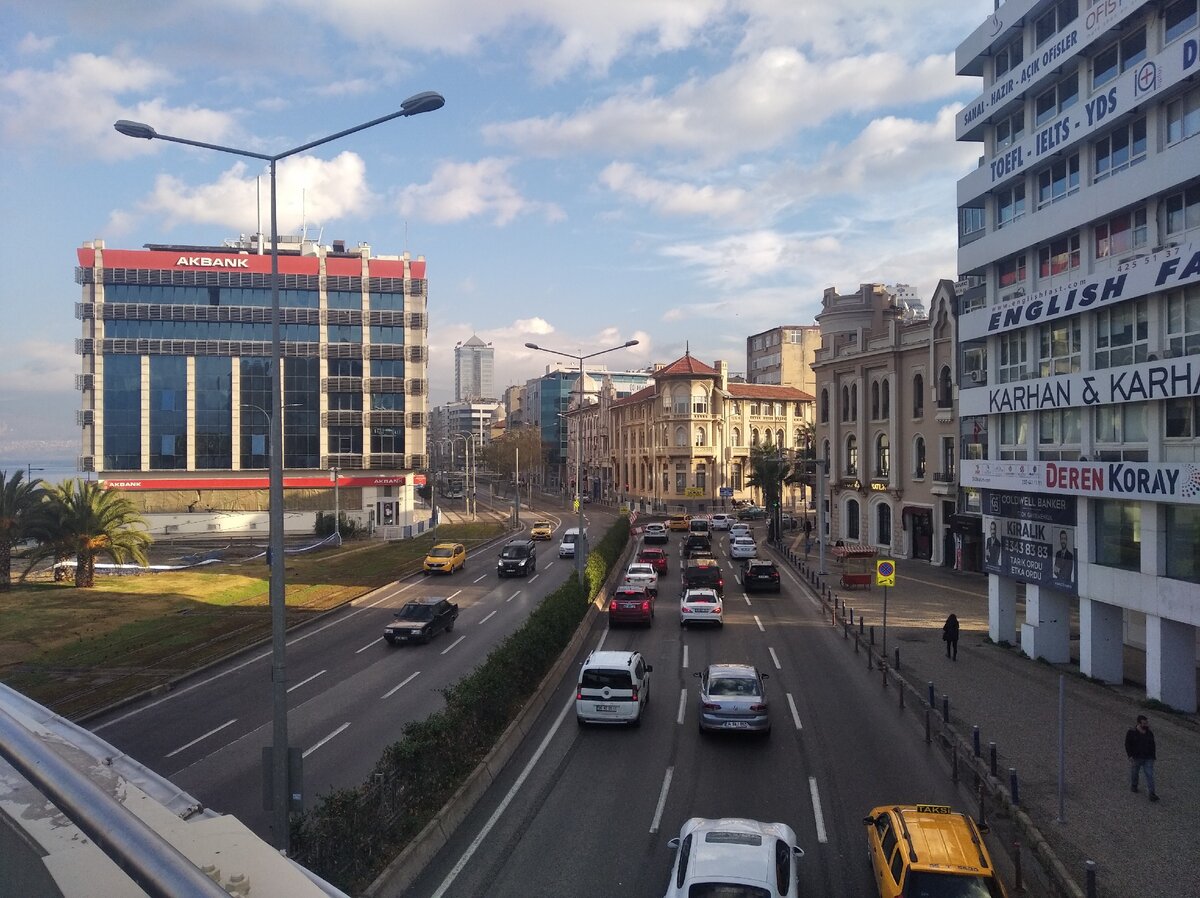 Современная деловая часть Измира по-прежнему напоминает скорее еровпейский город, чем азиатский.
