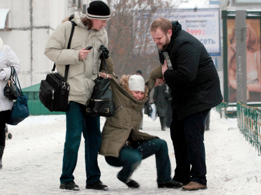 Человек в снегу. Обнимашки зимой. Люди зиму помогают. Люди зиму помогают. Зима иллюстрация.