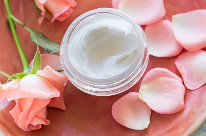 Как использовать просроченный крем, если выбросить жалко: хитрости на разные случаи жизни