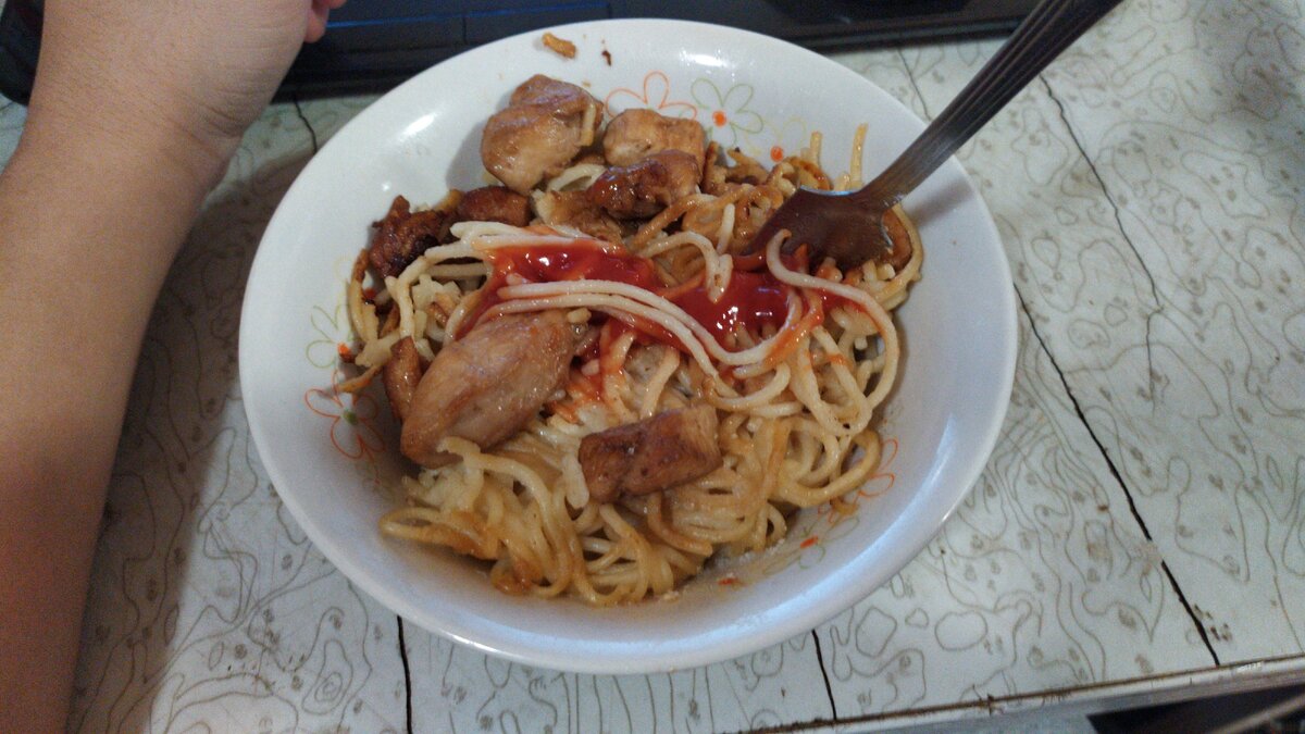 спагетти с мясом в соевом соусе.