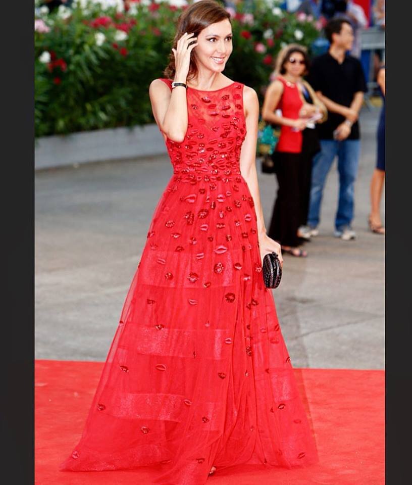 Песня "Утро нас встречает". 
Взгляд твой весёлый меня вдохновляет,
Вижу улыбку прекрасную твою.
Образ твой грациозный восхищает,
От счастья я лечу.
Припев:
Утро нас встречает
Нежной страстью любви,
Меня прекрасная краса пленяет,
О себе сегодня расскажи.

Ветер холодный нас всегда провожает,
Встречи наши коротки.
Голос чудный меня поражает,
Меня за собой позови.
Припев.

В поисках любви идти я устал,
В печали душа моя,
Тебя я по улыбке узнал,
Любовь в душе навсегда.
Припев.

21.10.2015 год.