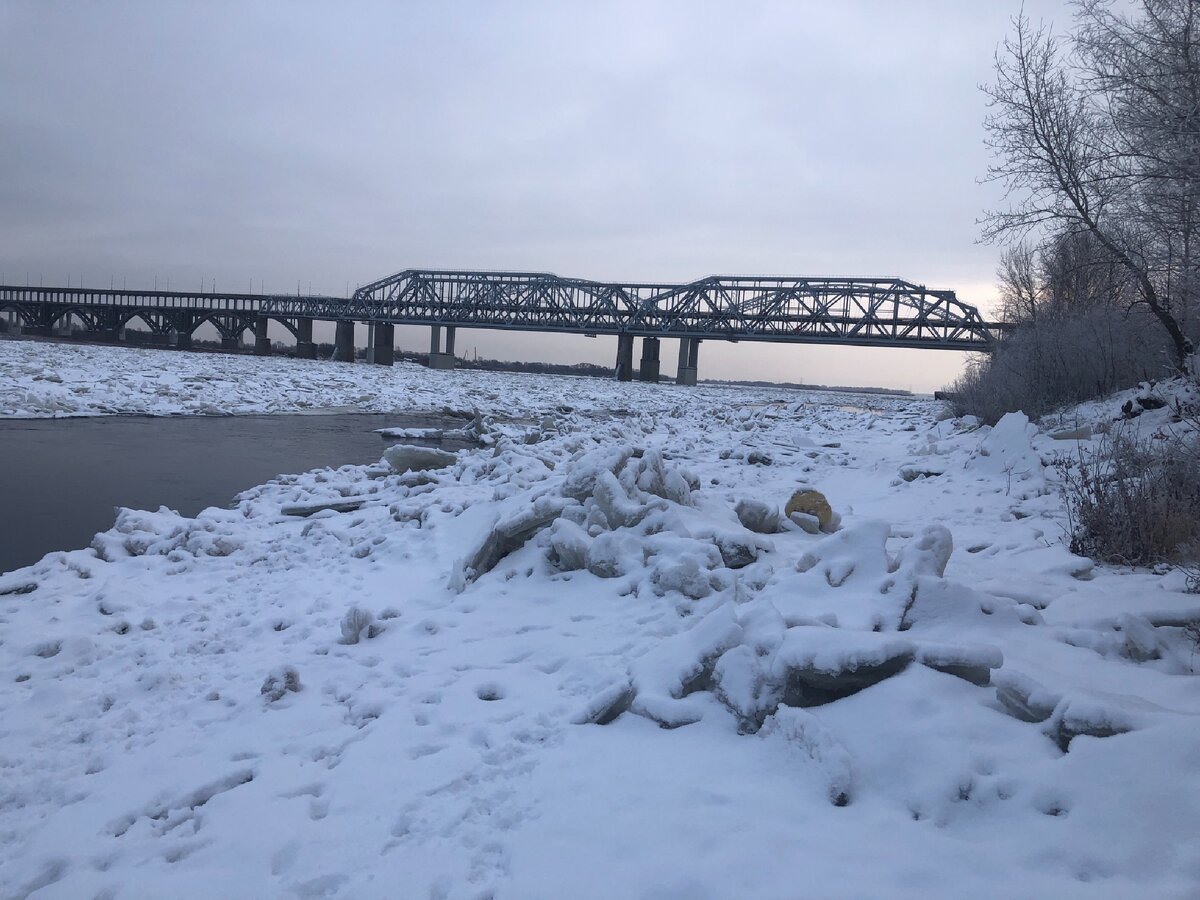 Ледяные торосы, река Волга, вид на Борский мост со стороны Бурнаковской низины.